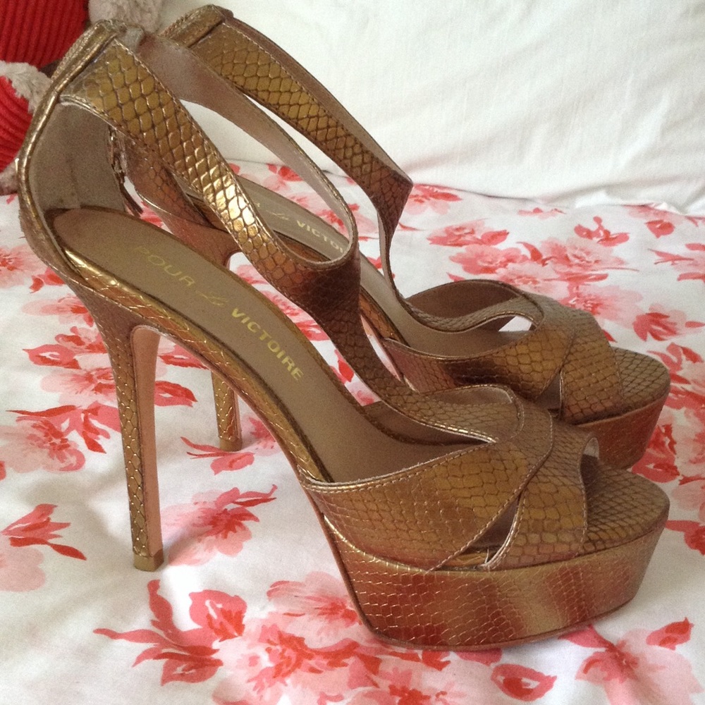 VERO CUOIO POUR LE VICTOIRE LEATHER GOLD REPTILE STILETTOS, 6 NWOT